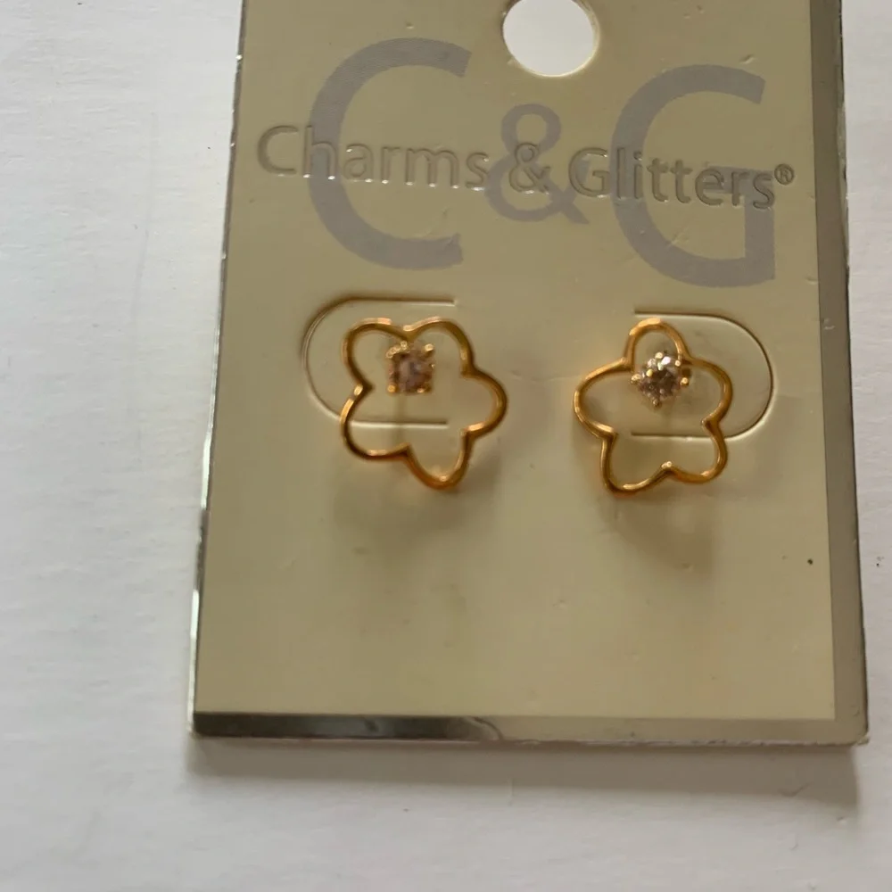 Girls Gold gilled earrings.